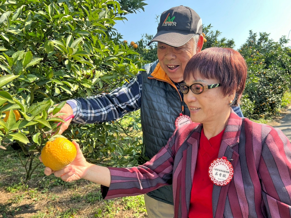 %E5%85%AB%E5%BE%B7%E6%A6%AE%E5%AE%B6%E4%BD%8F%E6%B0%91%E9%96%8B%E5%BF%83%E6%8E%A1%E6%A9%98%E5%AD%90%E8%A6%81%E5%9B%9E%E5%8E%BB%E5%88%86%E9%80%81%E7%B5%A6%E5%85%B6%E4%BB%96%E4%BA%BA Fotor