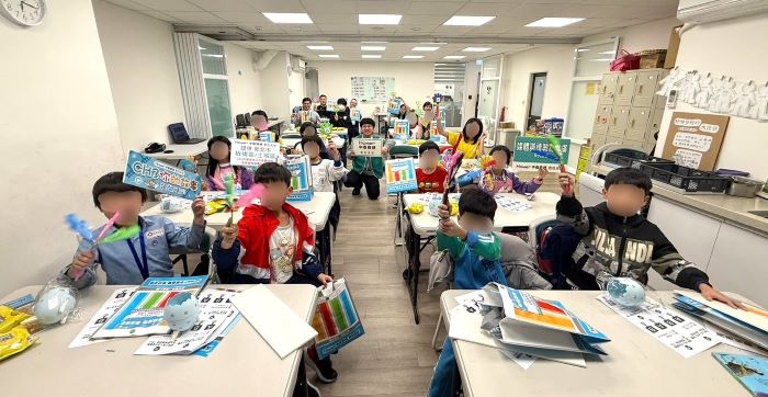 《圖說》中嘉寬頻｜數位天空攜手中華基督教救助協會，於明穗1919陪讀班辦理「幸福泡泡．數天來罩」公益宣導活動。〈主辦單位提供〉