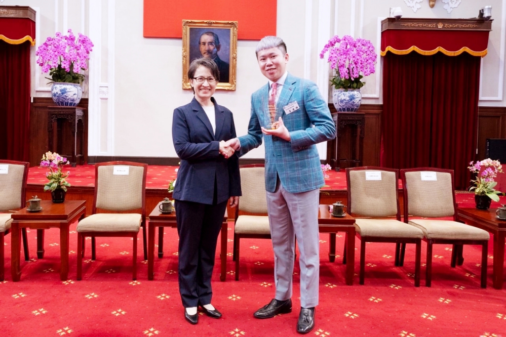 105201A8 C632 4AE1 99F6 50A089D6DE2D Fotor