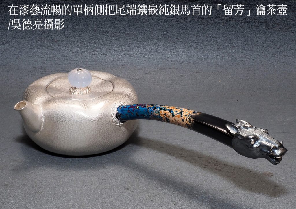 %E5%9C%A8%E6%BC%86%E8%97%9D%E6%B5%81%E6%9A%A2%E7%9A%84%E5%96%AE%E6%9F%84%E5%81%B4%E6%8A%8A%E5%B0%BE%E7%AB%AF%E9%8E%AE%E5%B5%8C%E7%B4%94%E9%8A%80%E9%A6%AC%E9%A6%96%E7%9A%84%E7%95%99%E8%8A%B3%E7%80%B9%E8%8C%B6%E5%A3%BA 1024x724 1