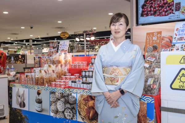 宮崎市副市長袈裟丸未央於物產展現場與宮崎市精選商品合影，親自向台灣市場介紹在地物產特色，傳遞宮崎「產地直送、品質至上」的城市魅力與交流誠意。圖/主辦單位