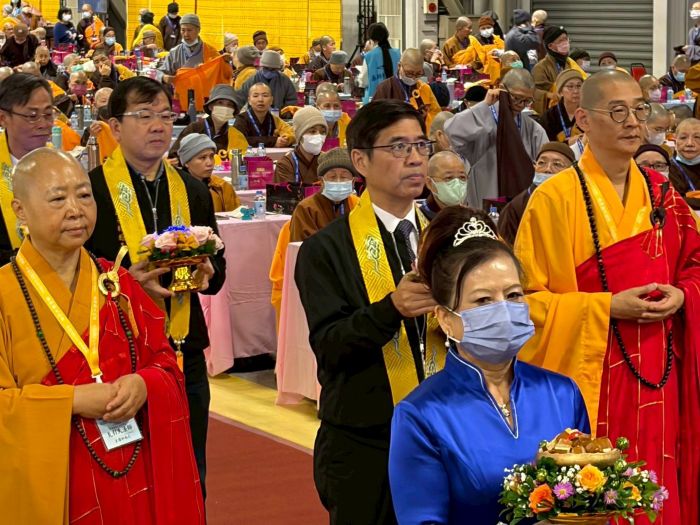 《圖說》副秘書長柯慶忠〈中〉與民政局長林耀長〈左二〉神情肅穆，為社會祈求安定與福澤。〈民政局提供〉