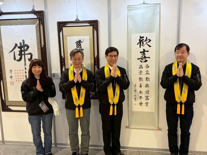 《圖說》副秘書長柯慶忠、民政局長林耀長與土城區長周晉平共同參觀墨寶展，感受淨耀大和尚的文字力量。〈民政局提供〉