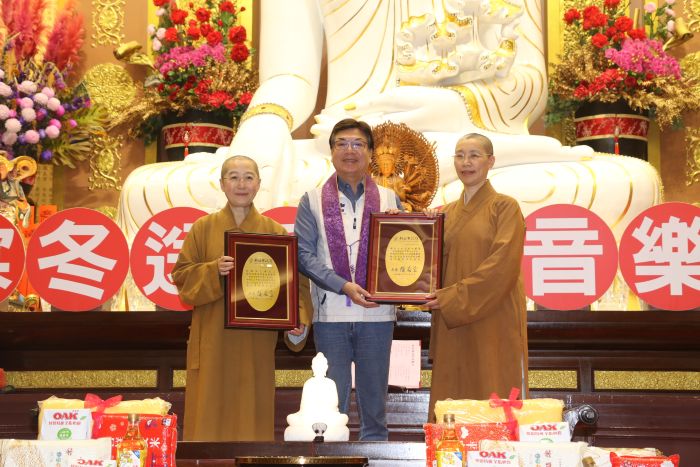 《圖說》副市長劉和然代表侯友宜市長頒贈感謝牌給覺培師父（左）和有果師父（右）。〈社會局提供〉