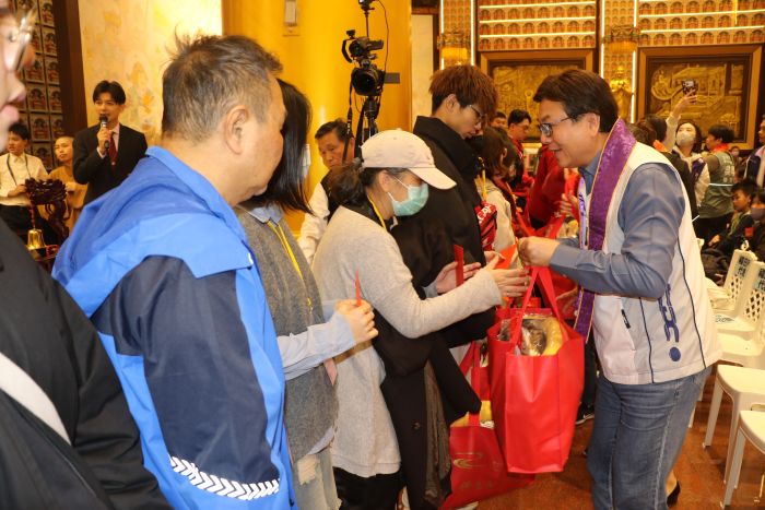 《圖說》劉和然副市長致贈福袋給參加的福田戶。〈社會局提供〉