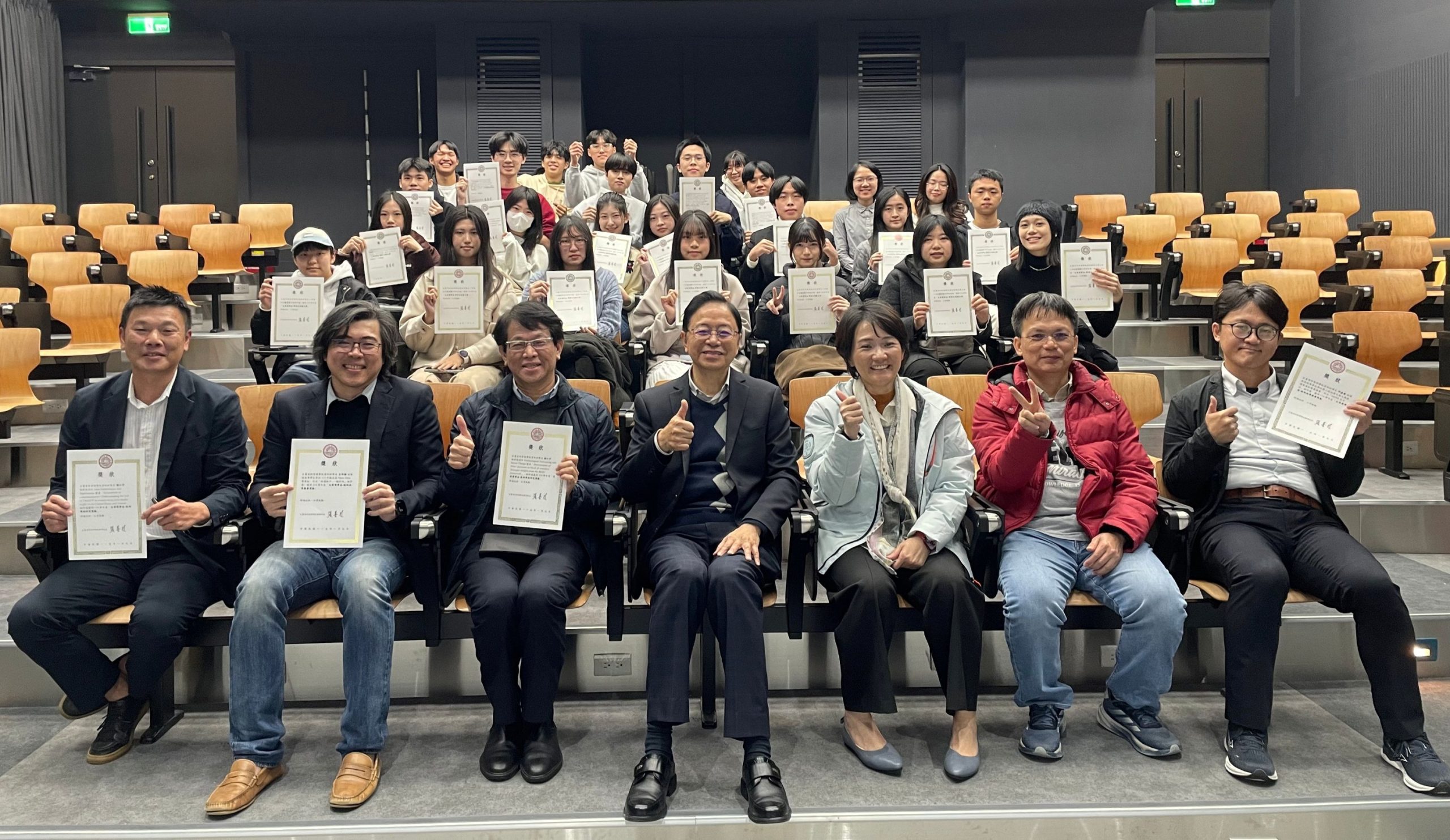 %E5%9C%96%E4%B8%80%E6%96%87%E8%8F%AF%E7%8D%8E%E5%AD%B8%E9%87%91%E9%A0%92%E7%8D%8E%E5%85%B8%E7%A6%AE%E5%9C%93%E6%BB%BF%E8%90%BD%E5%B9%95%E5%BC%B5%E5%96%84%E6%94%BF%E6%A6%AE%E8%AD%BD%E9%99%A2%E9%95%B7%E8%88%87%E7%8D%B2%E7%8D%8E%E5%B8%AB%E7%94%9F%E5%90%88%E5%BD%B1%E7%95%99%E5%BF%B5 scaled 1