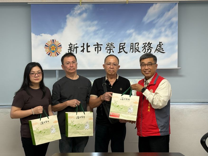 《圖說》副處長李毓錫(右)致贈茶葉禮盒。〈新北榮服處提供〉