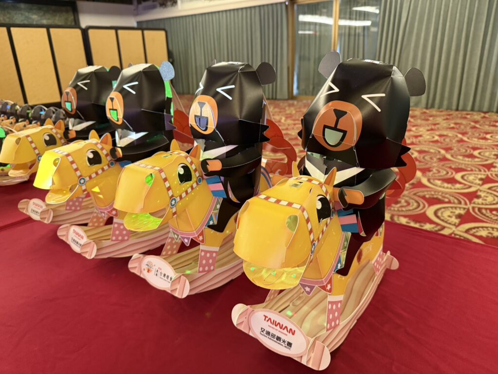 2026台灣燈會主燈「光沐-世界的阿里山」亮相 小提燈「喔熊馬抵嘉」萌翻全場 2026台灣燈會主燈「光沐-世界的阿里山」亮相 小提燈「喔熊馬抵嘉」萌翻全場