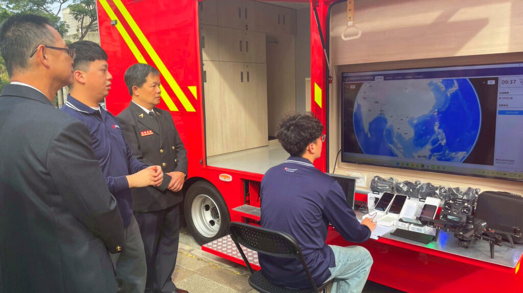 從資訊到指揮一車到位 正德防火捐贈全台首輛資訊救災指揮車 4 %E6%B6%88%E9%98%B2%E8%BB%8A %E7%B3%BB%E7%B5%B1 %E4%BA%BA 1024x575 1