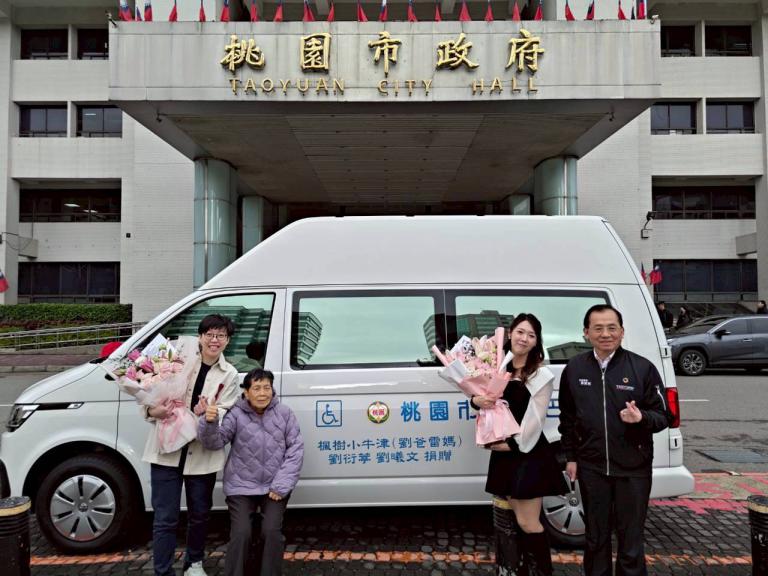 劉衍葶、劉曦文兩姊妹落實對社會關懷的精神 捐贈桃市復康巴士 2 20260120163941 09b020b1