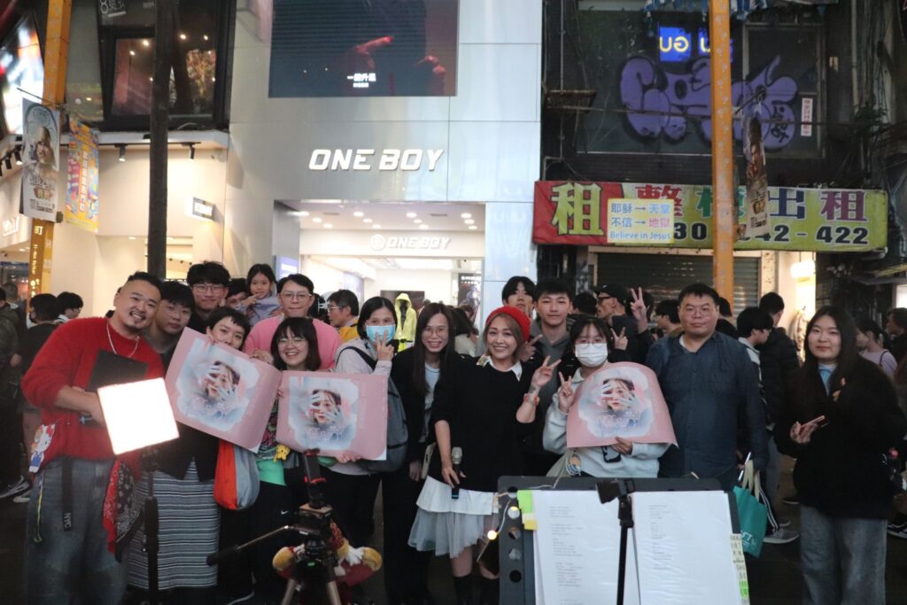 甄嬛傳片尾《淚崩了》原音重現!歌后吳亦帆亂入台北海大學生西門町街頭演唱! 6 S 234856461 1024x683 1