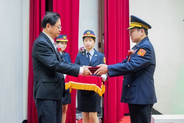 桃市警察局新任分局長、大隊長交接 張善政期勉打造安定宜居城市 10 f 29286743 1