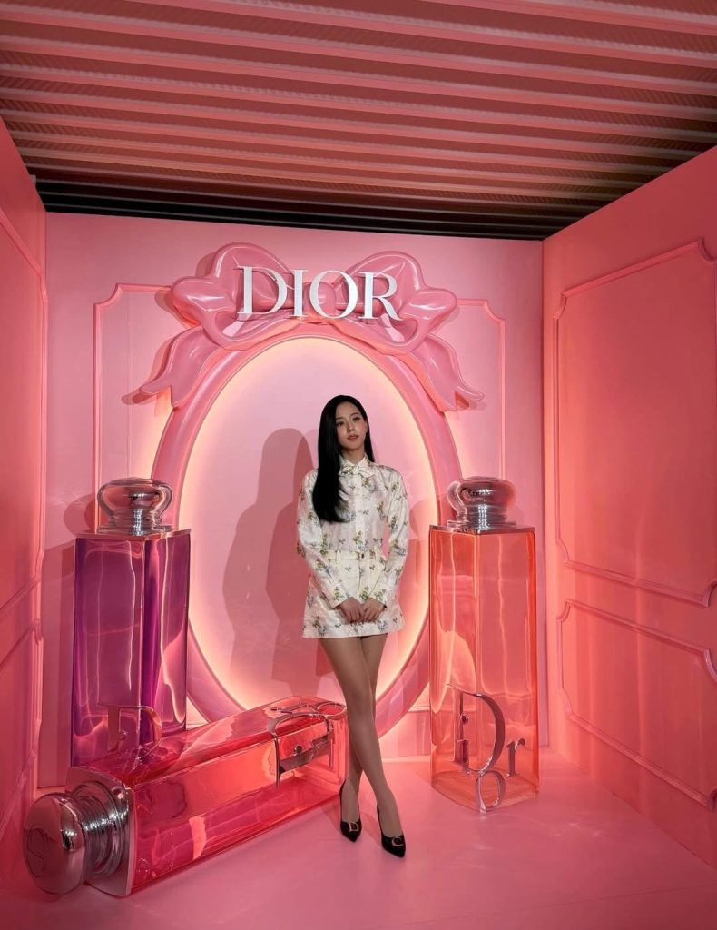 JISOO 現身東京原宿的「Dior Addict Candy Shop」 5 JISOO 00002 790x1024 1