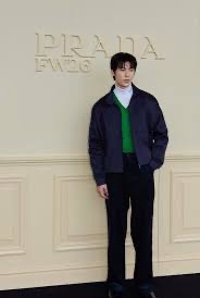 台灣國民老公許光漢現身米蘭服裝秀引爆話題 灰調 Prada 造型詮釋極簡紳士魅力 3 %E5%8F%B0%E7%81%A3%E5%9C%8B%E6%B0%91%E8%80%81%E5%85%AC%E8%A8%B1%E5%85%89%E6%BC%A200001