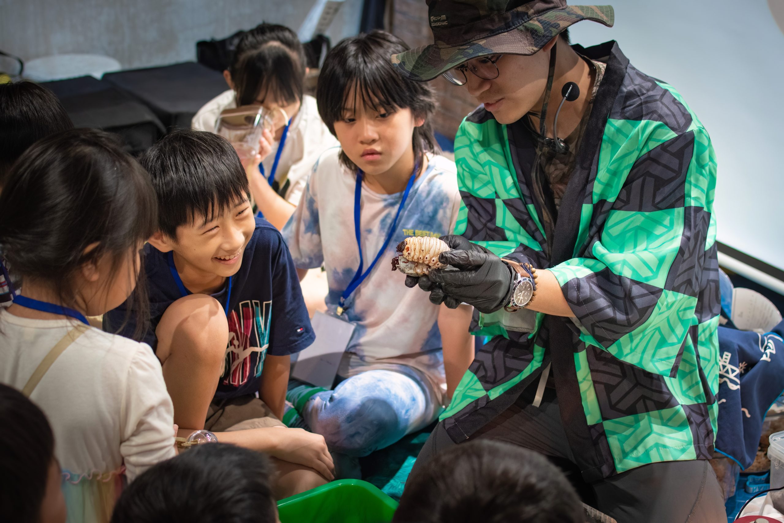 圖二活動特別邀請專業昆蟲老師帶領透過生動講解與實際觀察引導孩子認識甲蟲等昆蟲圖 將捷金鬱金香酒店提供 - 報新聞 Mega News %E5%9C%96%E4%BA%8C%E6%B4%BB%E5%8B%95%E7%89%B9%E5%88%A5%E9%82%80%E8%AB%8B%E5%B0%88%E6%A5%AD%E6%98%86%E8%9F%B2%E8%80%81%E5%B8%AB%E5%B8%B6%E9%A0%98%E9%80%8F%E9%81%8E%E7%94%9F%E5%8B%95%E8%AC%9B%E8%A7%A3%E8%88%87%E5%AF%A6%E9%9A%9B%E8%A7%80%E5%AF%9F%E5%BC%95%E5%B0%8E%E5%AD%A9%E5%AD%90%E8%AA%8D%E8%AD%98%E7%94%B2%E8%9F%B2%E7%AD%89%E6%98%86%E8%9F%B2%E5%9C%96 %E5%B0%87%E6%8D%B7%E9%87%91%E9%AC%B1%E9%87%91%E9%A6%99%E9%85%92%E5%BA%97%E6%8F%90%E4%BE%9B scaled 1