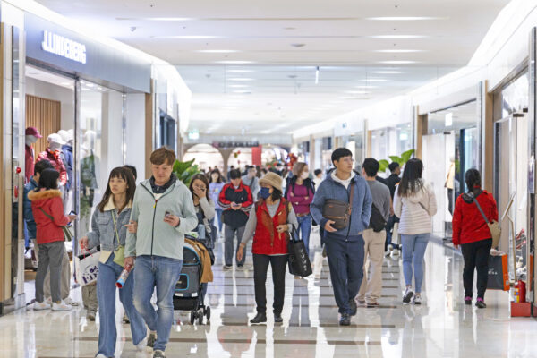 春節開運購物季 義大世界購物廣場滿額好禮連發 限量精品福袋登場 家電換新一次到位 6 春節檔期購物熱潮湧現,義大世界購物廣場人潮絡繹不絕,成為民眾年前採購、走春逛街的一站式首選去處。圖/義大世界