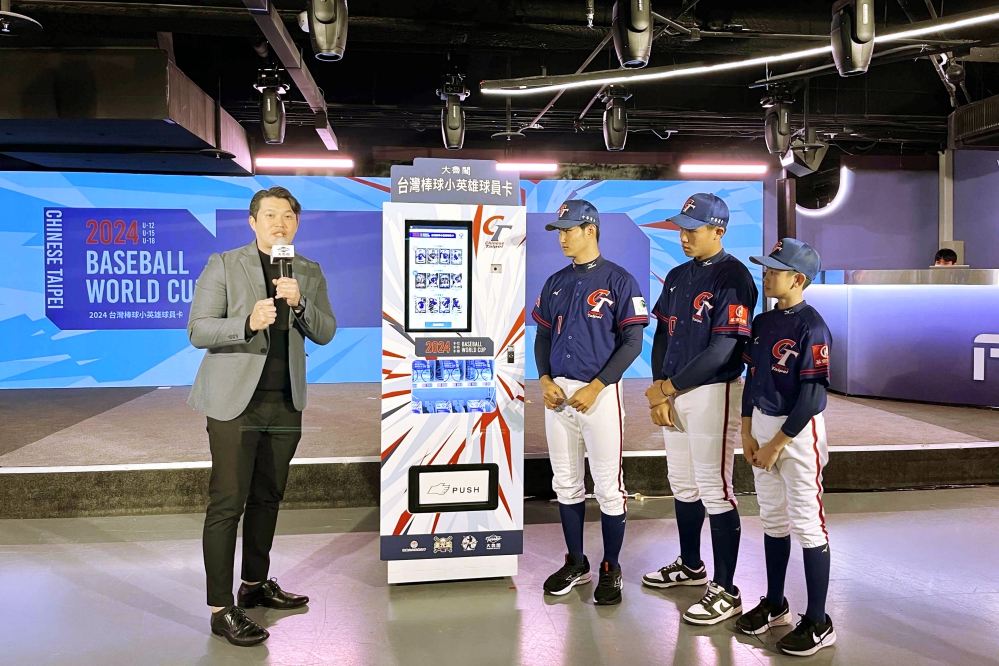 智能販賣球員卡機揭幕大魯閣副總許耀懋陳世展莊子濬葉承翰_Fotor - 報新聞 Mega News %E6%99%BA%E8%83%BD%E8%B2%A9%E8%B3%A3%E7%90%83%E5%93%A1%E5%8D%A1%E6%A9%9F%E6%8F%AD%E5%B9%95%E5%A4%A7%E9%AD%AF%E9%96%A3%E5%89%AF%E7%B8%BD%E8%A8%B1%E8%80%80%E6%87%8B%E9%99%B3%E4%B8%96%E5%B1%95%E8%8E%8A%E5%AD%90%E6%BF%AC%E8%91%89%E6%89%BF%E7%BF%B0 Fotor