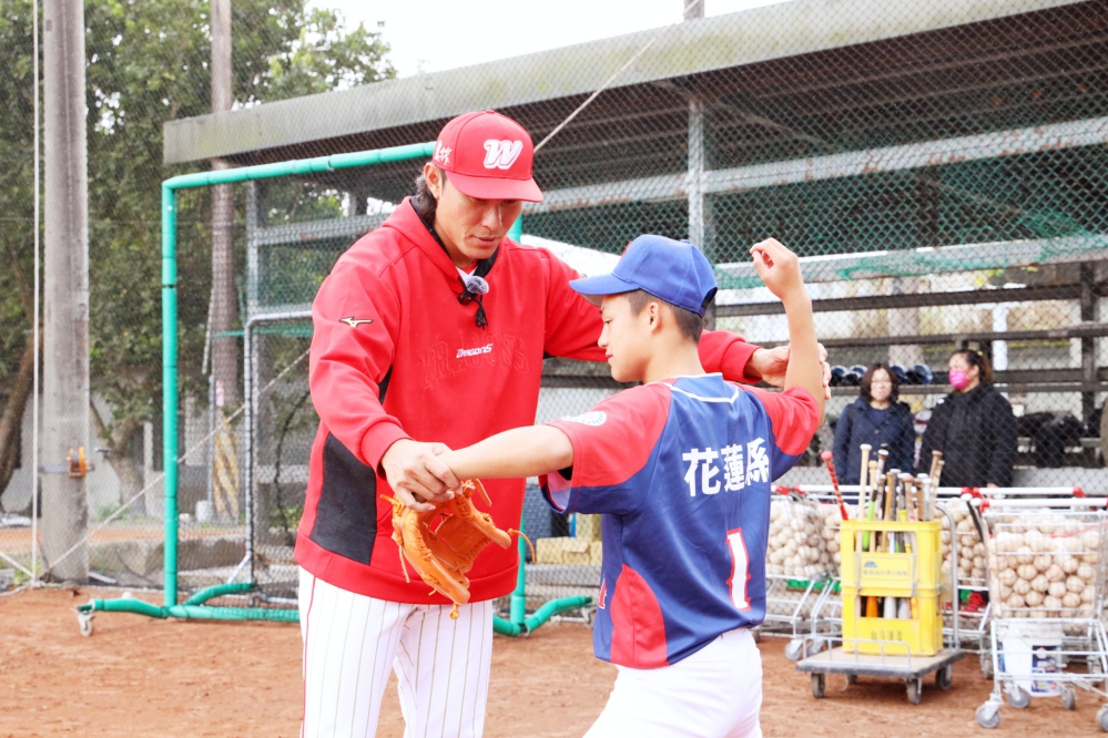 %E5%91%B3%E5%85%A8%E9%BE%8D%E6%8A%95%E6%89%8B %E6%A0%A1%E5%8F%8B%E5%90%B3%E4%BF%8A%E6%9D%B0%E5%B0%88%E5%BF%83%E6%8C%87%E5%B0%8E%E6%AF%8F%E4%B8%80%E4%BD%8D%E5%AD%B8%E5%BC%9F%E6%8A%95%E7%90%83%E5%8B%95%E4%BD%9C%E5%9C%96%E9%A0%82%E6%96%B0%E5%92%8C%E5%BE%B7%E6%96%87%E6%95%99%E5%9F%BA%E9%87%91%E6%9C%83%E6%8F%90%E4%BE%9B Fotor