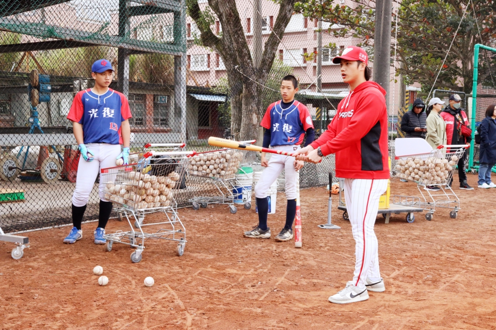 %E5%91%B3%E5%85%A8%E9%BE%8D %E5%A4%96%E9%87%8E%E6%89%8B%E6%9B%BE%E8%81%96%E5%AE%89%E8%88%87%E5%AD%A9%E5%AD%90%E5%80%91%E5%88%86%E4%BA%AB%E6%89%93%E6%93%8A%E8%A6%81%E9%A0%98%E5%9C%96%E9%A0%82%E6%96%B0%E5%92%8C%E5%BE%B7%E6%96%87%E6%95%99%E5%9F%BA%E9%87%91%E6%9C%83%E6%8F%90%E4%BE%9B 0 Fotor