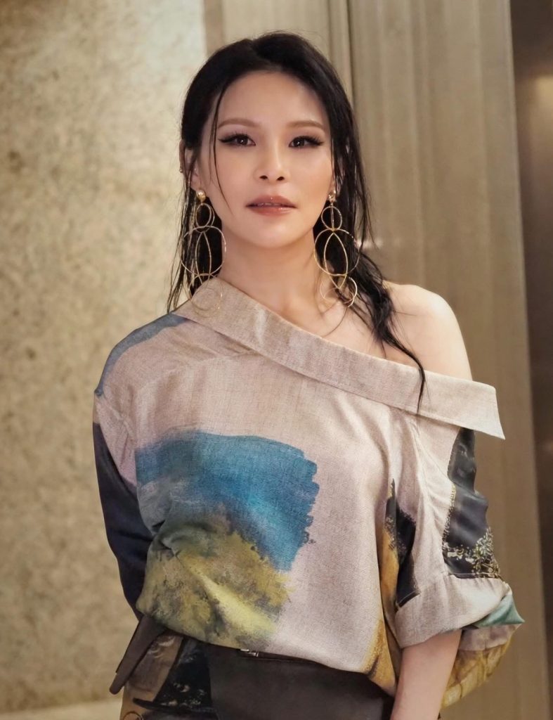 周蕙27年情歌回顧00002 - 報新聞 Mega News %E5%91%A8%E8%95%9927%E5%B9%B4%E6%83%85%E6%AD%8C%E5%9B%9E%E9%A1%A700002 787x1024 1