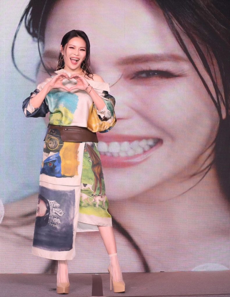 周蕙27年情歌回顧00003 - 報新聞 Mega News %E5%91%A8%E8%95%9927%E5%B9%B4%E6%83%85%E6%AD%8C%E5%9B%9E%E9%A1%A700003 791x1024 1