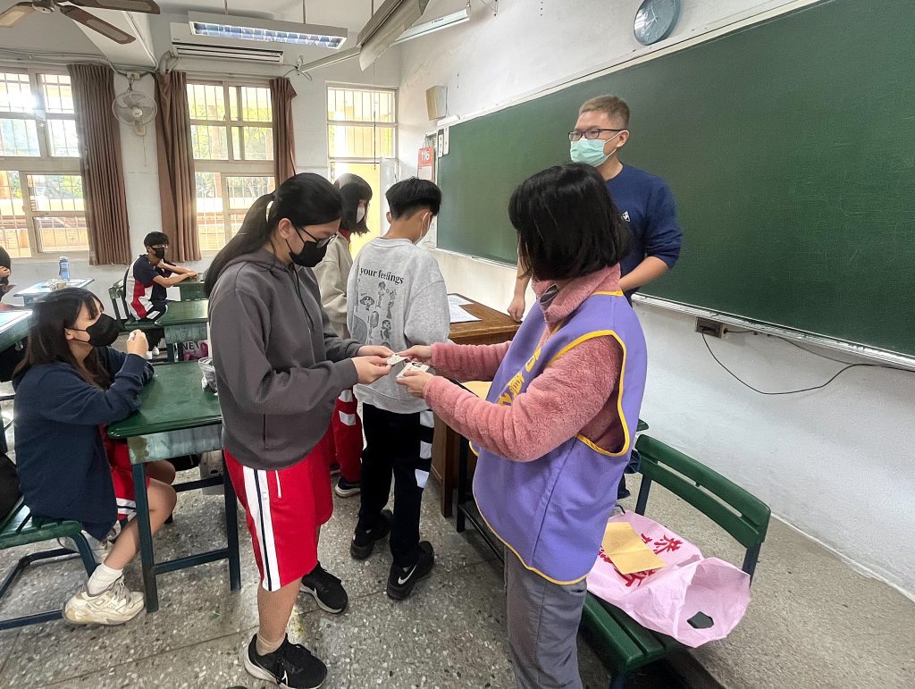 %E6%88%B6%E6%94%BF%E4%BA%BA%E5%93%A1%E7%99%BC%E7%B5%A6%E5%AD%B8%E7%94%9F%E8%BA%AB%E5%88%86%E8%AD%89 1024x771 1