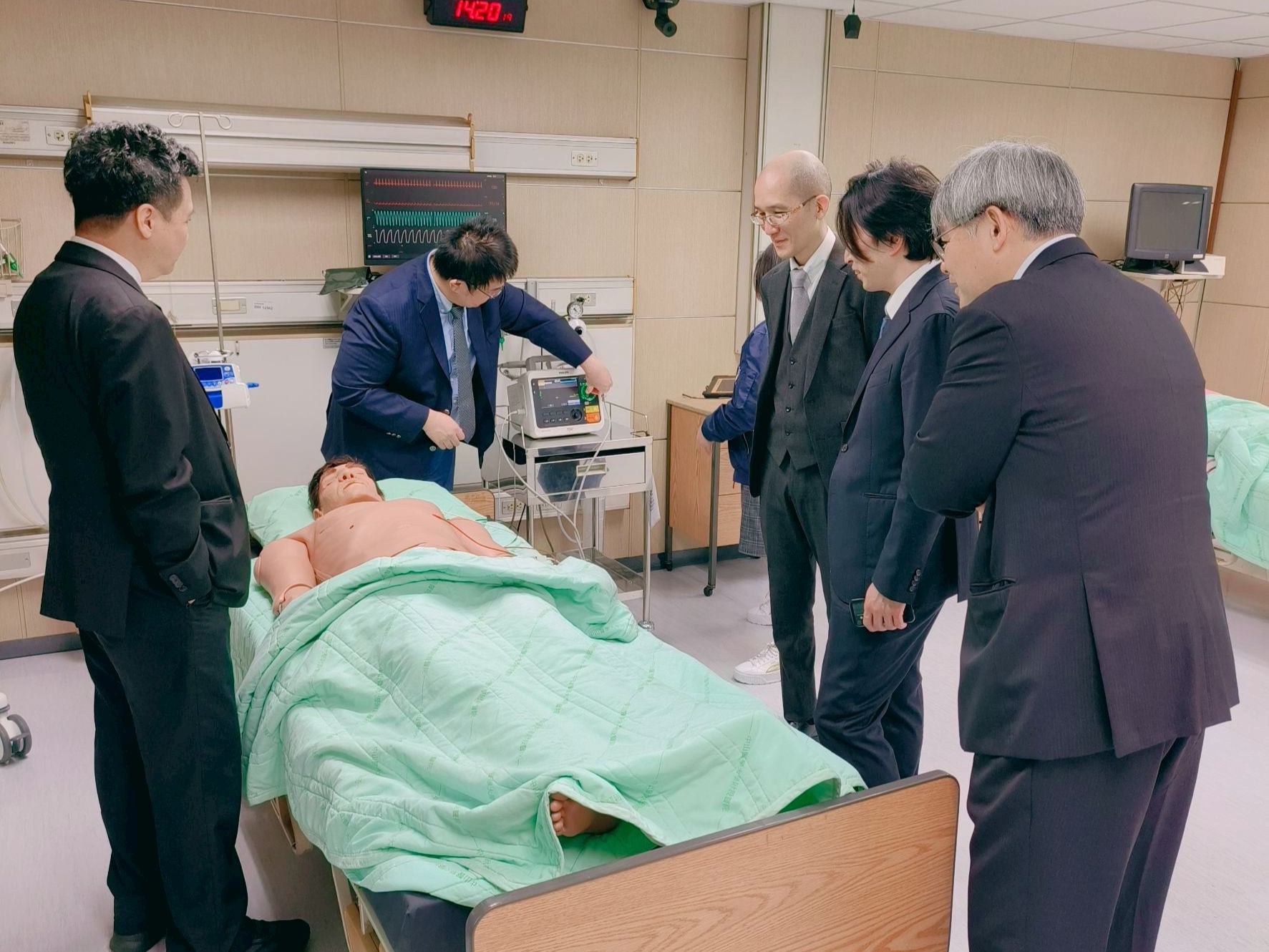 04 01 %E5%AF%8C%E5%B1%B1%E5%A4%A7%E5%AD%B8%E5%8F%83%E8%A8%AA%E4%B8%AD%E5%B1%B1%E9%86%AB%E5%A4%A7%E9%86%AB%E5%AD%B8%E6%A8%A1%E6%93%AC%E6%95%99%E5%AD%B8%E6%9A%A8%E8%87%A8%E5%BA%8A%E6%8A%80%E8%83%BD%E8%A8%93%E7%B7%B4%E4%B8%AD%E5%BF%83%E6%B7%B1%E5%85%A5%E4%BA%86%E8%A7%A3%E5%8F%B0%E7%81%A3%E9%86%AB%E5%AD%B8%E6%95%99%E8%82%B2%E5%9C%A8