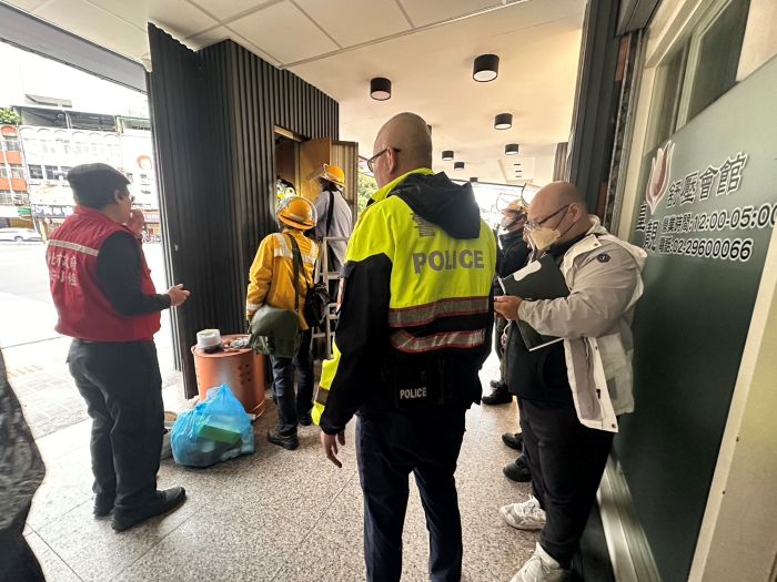 暗藏春色遭查仍營業 海山警強制斷養生館水電 3 《圖說》新北市公安小複查該養生館發現仍未改善,當場執行斷水斷電。〈海山分局提供〉