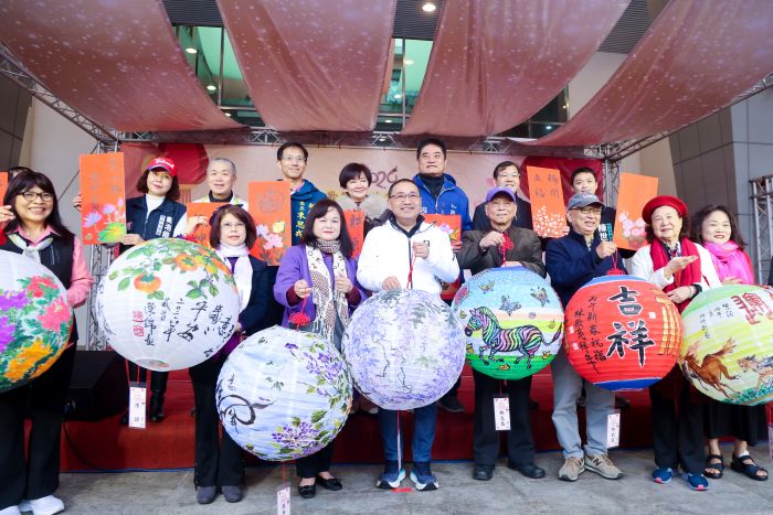 新莊彩繪燈籠迎新春 侯:祝福好運幸福加「馬」 6 《圖說》新莊區公所今日熱鬧舉辦「迎新年慶元宵彩繪燈籠」活動。〈新莊區公所提供〉