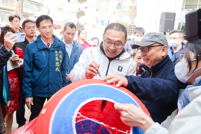 新莊彩繪燈籠迎新春 侯:祝福好運幸福加「馬」 5 《圖說》侯友宜與大小朋友一起彩繪燈籠,感受濃厚的節慶氣氛。〈新莊區公所提供〉