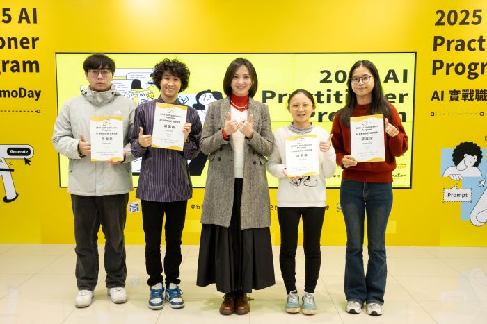 《圖說》新北市青年局長頒發結業證書，肯定學員完成3個月AI實戰培訓。〈青年局提供〉