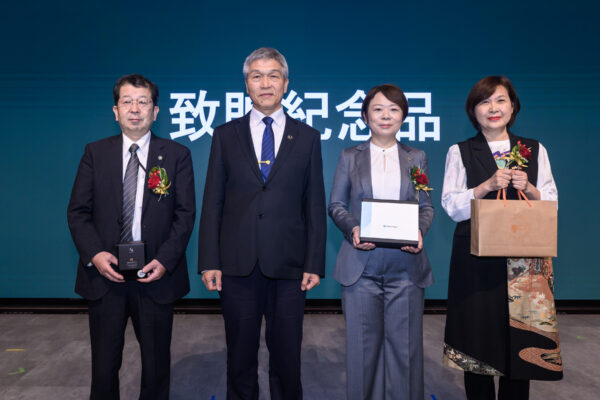 台北捷運攜手福島金山町推動跨國鐵道交流 「鐵道串起心之旅」1/24~2/22展現台日地方創生新典範 19 由左至右:福島縣金山町副町長栗田哲也、台北捷運副總經理詹文滔、公益財團法人日本台灣交流協會台北事務所新聞文化部長代理室長古跡優香、中華民國外交部亞東太平洋司總幹事張淑玲於活動現場互贈紀念品並合影,象徵台日鐵道文化交流與城市合作情誼深化。圖/主辦單位