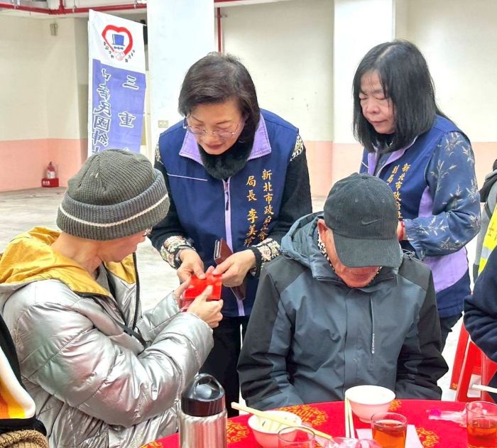 鼓勵街友歲末送暖 三重紳士協會關懷餐會十年不輟 14 《圖說》社會局長李美珍和副局長吳淑芳到場參加並致贈街友紅包。〈社會局提供〉