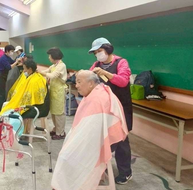 鼓勵街友歲末送暖 三重紳士協會關懷餐會十年不輟 15 《圖說》新北市女子美容商業同業公會到場為街友義剪。〈社會局提供〉