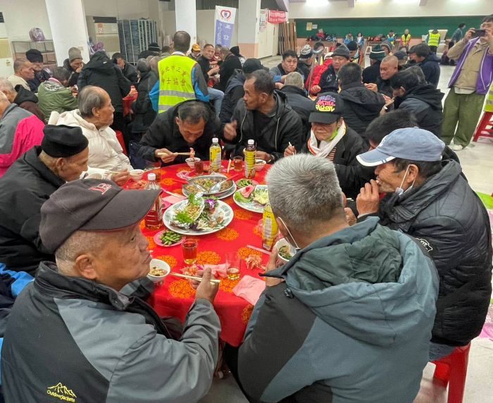 鼓勵街友歲末送暖 三重紳士協會關懷餐會十年不輟 16 《圖說》三重紳士協會24日晚間在光興市民活動中心舉辦「114年關懷街友、歲末惜福餐會」。〈社會局提供〉