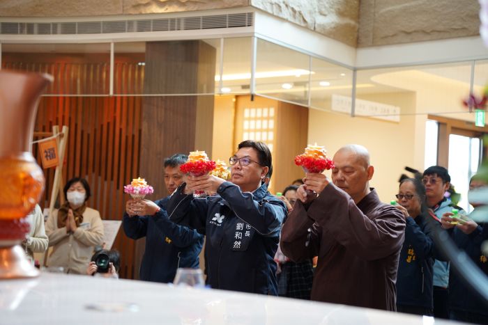 《圖說》靈鷲山聖山寺監院懇慧法師、新北市副市長劉和然及信眾祈福點燈。〈環保局提供〉