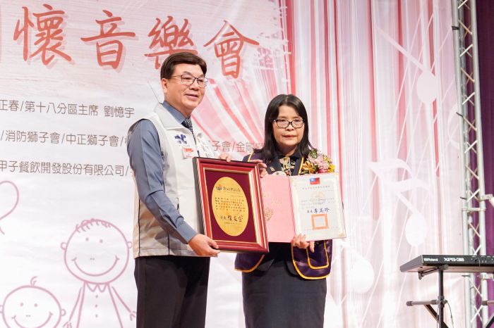 陪新北兒少提前歡樂過年 獅子會300A3區紅包傳情 5 《圖說》副市長劉和然致贈感謝狀給國際獅子會300A-3區總監張秀芳。〈社會局提供〉