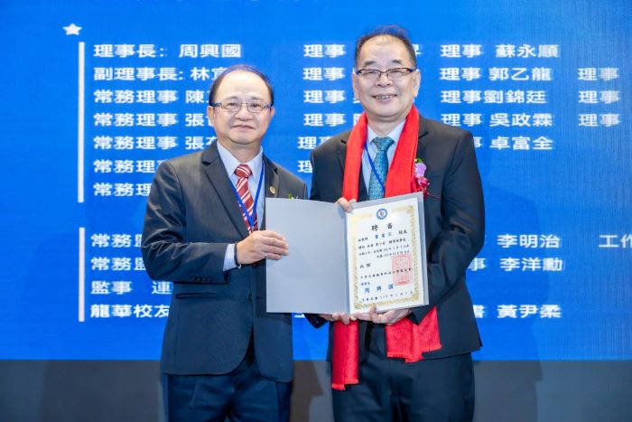 龍華校友總會理事長交接 攜手母校共創發展新局 7 《圖說》新舊任理事長完成交接,新任第十屆理事長周興國(左)與卸任第九屆理事長竇憲宗(右)相互致意,象徵校友情誼的傳承。〈龍華科大提供〉