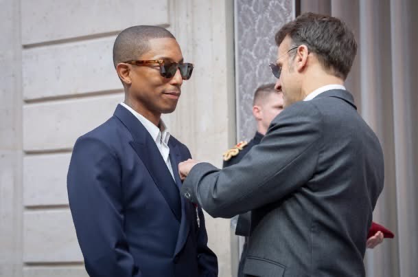 Pharrell Williams %E6%96%BC%E6%84%9B%E9%BA%97%E8%88%8D%E5%AE%AE%E7%9A%84%E6%A6%AE%E5%85%89%E6%99%82%E5%88%BB00003