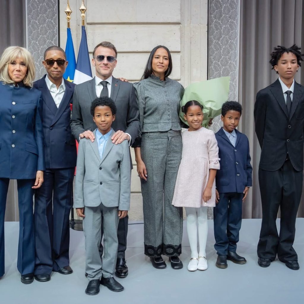 Pharrell Williams %E6%96%BC%E6%84%9B%E9%BA%97%E8%88%8D%E5%AE%AE%E7%9A%84%E6%A6%AE%E5%85%89%E6%99%82%E5%88%BB00002 1024x1024 1