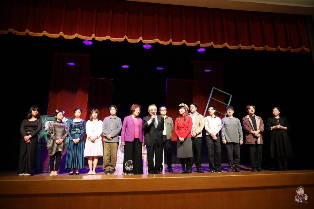 %E6%BC%94%E5%87%BA%E8%AC%9D%E5%B9%95%E9%99%B3%E4%B8%AD%E7%B5%B1%E9%86%AB%E5%B8%AB%E4%BC%89%E5%84%B7%E4%B8%8A%E5%8F%B0%E8%87%B4%E8%A9%9E 1024x683 1