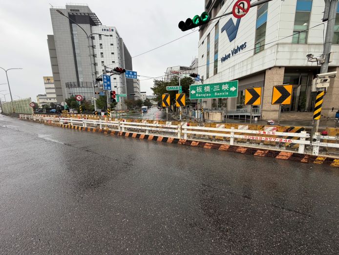 《圖說》新工處辦理土城區擺接堡路側溝改善工程，1月30日晚間10時起至31日上午6時進行道路刨鋪，並封閉擺接堡路往土城方向全車道。〈工務局提供〉