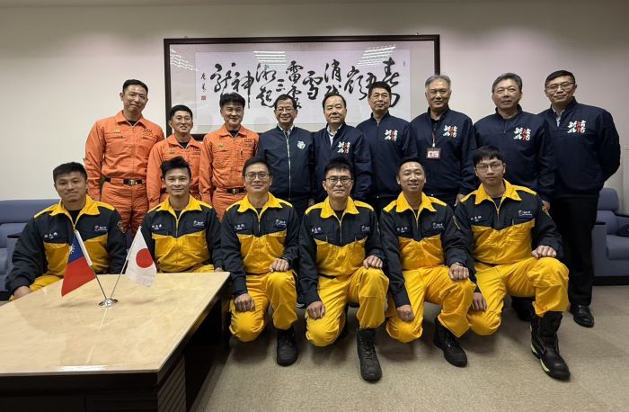 《圖說》東京消防廳3名教官來訪新北市消防局，後排左1:梅澤真一、左2:松本壯史、左3:木之元謙一郎。〈消防局提供〉