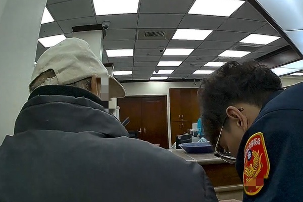 7詢翁險遭感情詐騙 中壢警與銀行即時攔阻保住40萬元 5 f 29302175 1