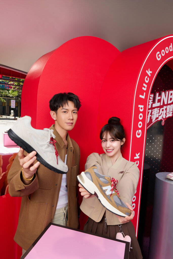 %E6%9F%AF%E9%9C%87%E6%9D%B1 %E8%88%87 %E6%9D%8E%E5%A4%9A%E6%85%A7 %E6%BC%94%E7%B9%B9%E6%96%B0%E5%B9%B4%E6%BD%AE%E6%B5%81%E7%A9%BF%E6%90%AD%E9%A2%A8%E6%A0%BC %E7%82%BA%E9%A6%AC%E5%B9%B4%E5%8A%A0%E5%80%8D%E6%B3%A8%E5%85%A5%E5%A5%BD%E9%81%8B%E8%83%BD%E9%87%8F 2 684x1024 1