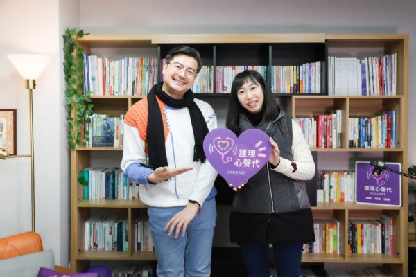 衛福部照護司委託規劃製作的全新Podcast節目「護理心聲代」正式開播，主持人凱爺（唐源駿）首集與資深護理師王馨儀（右）對談，探討護理政策、職涯初衷與挑戰。（資料來源：衛福部照護司）