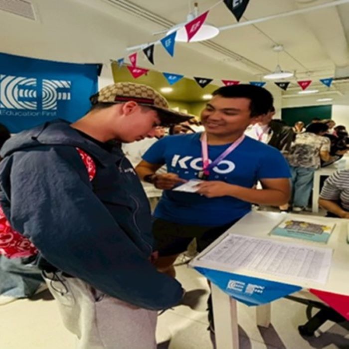 《圖說》觀光休閒系莫敵同學於海外實習期間協助校外活動推廣與安全維護，並以英文進行行程與注意事項說明，提升口語表達與臨場應變能力。〈龍華科大提供〉