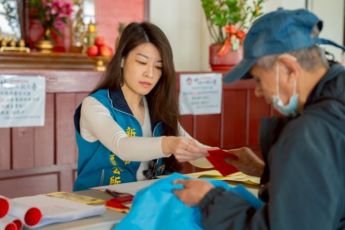 《圖說》林口公所與竹林山觀音寺連續6年發放總金額143萬元歲末年終關懷小紅包。〈林口區公所提供〉