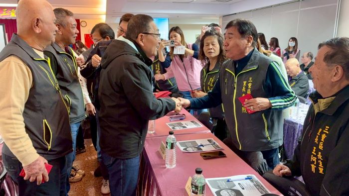 行動治理赴三重 侯:重大工程如期如質完工 6 《圖說》市長侯友宜逐一向里長握手致意,致贈新春福袋予滿滿祝福。〈民政局提供〉
