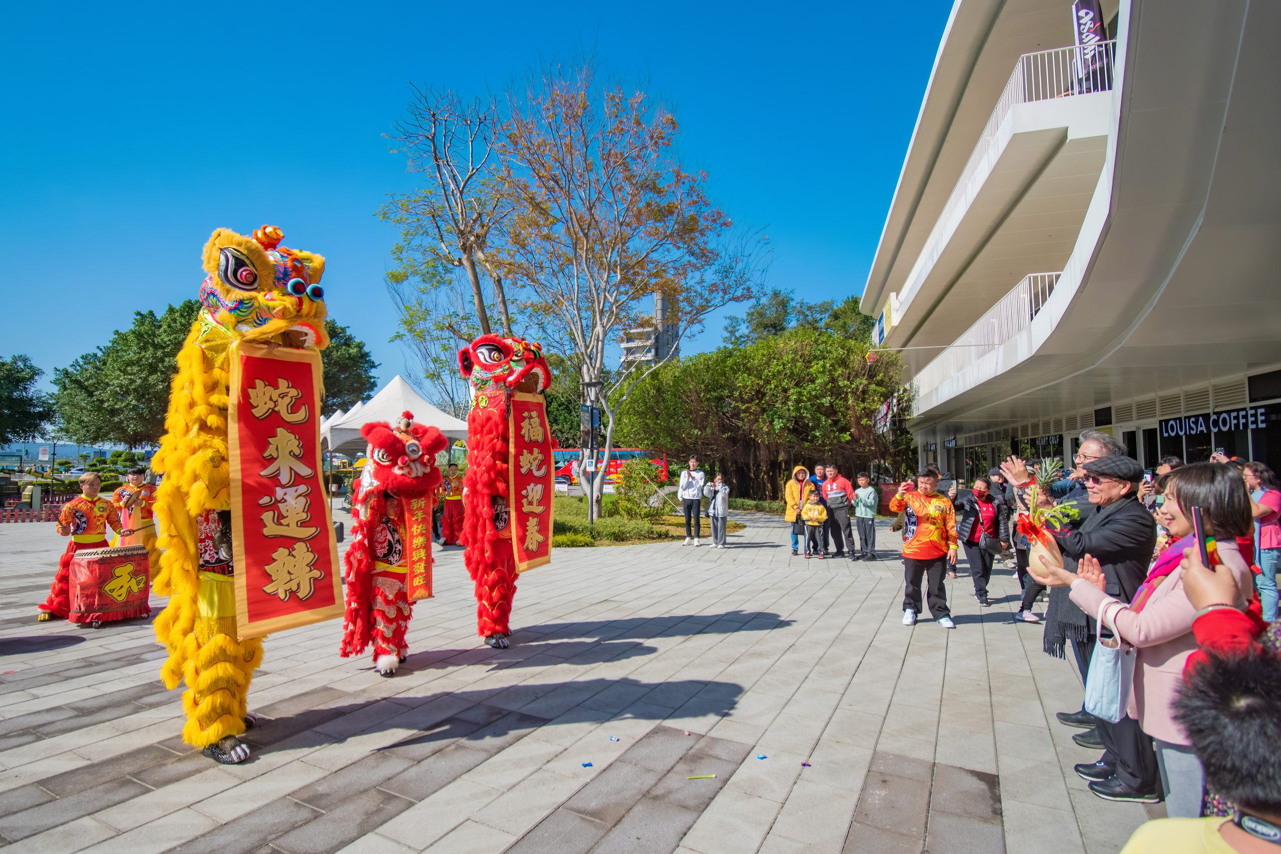 圖二大年初一於1F滬榕廣場舉辦祥獅獻瑞表演與財神爺發大樂透活動圖 將捷金鬱金香酒店提供 - 報新聞 Mega News %E5%9C%96%E4%BA%8C%E5%A4%A7%E5%B9%B4%E5%88%9D%E4%B8%80%E6%96%BC1F%E6%BB%AC%E6%A6%95%E5%BB%A3%E5%A0%B4%E8%88%89%E8%BE%A6%E7%A5%A5%E7%8D%85%E7%8D%BB%E7%91%9E%E8%A1%A8%E6%BC%94%E8%88%87%E8%B2%A1%E7%A5%9E%E7%88%BA%E7%99%BC%E5%A4%A7%E6%A8%82%E9%80%8F%E6%B4%BB%E5%8B%95%E5%9C%96 %E5%B0%87%E6%8D%B7%E9%87%91%E9%AC%B1%E9%87%91%E9%A6%99%E9%85%92%E5%BA%97%E6%8F%90%E4%BE%9B scaled 1